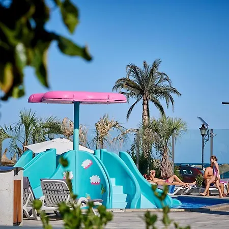 Daire Sea Breeze 2bd Apt N Pools Alezzi Beach *