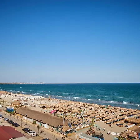 Daire Sea Breeze 2bd Apt N Pools Alezzi Beach